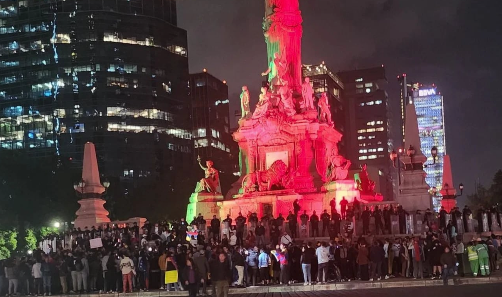 Venezolanos en México protestan en el Ángel de la Independencia contra Maduro